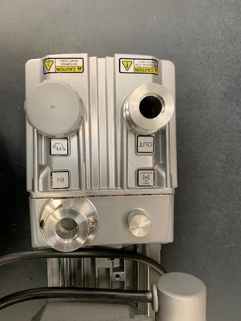 Rotary vane vacuum pump